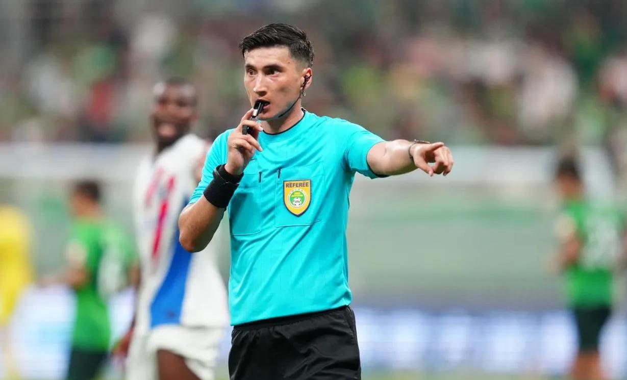 关于那不勒斯迎足总杯关键赛，国际比赛日内部沟通，引发热议，临场指挥获称赞的信息