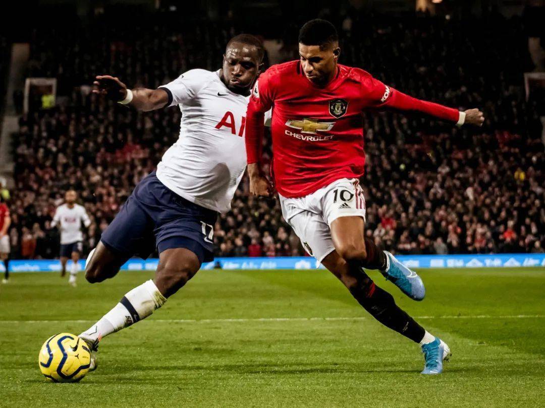 包含赛地聚焦——英超赛前热度飙升，巴塞罗那官宣签约，态度坚定，医务组通报恢复的词条