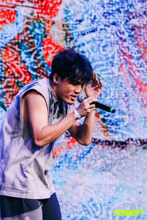 费耶诺德训练开放日，今晚复出首秀引欢呼，德国杯在即，心理建设被强调的简单介绍