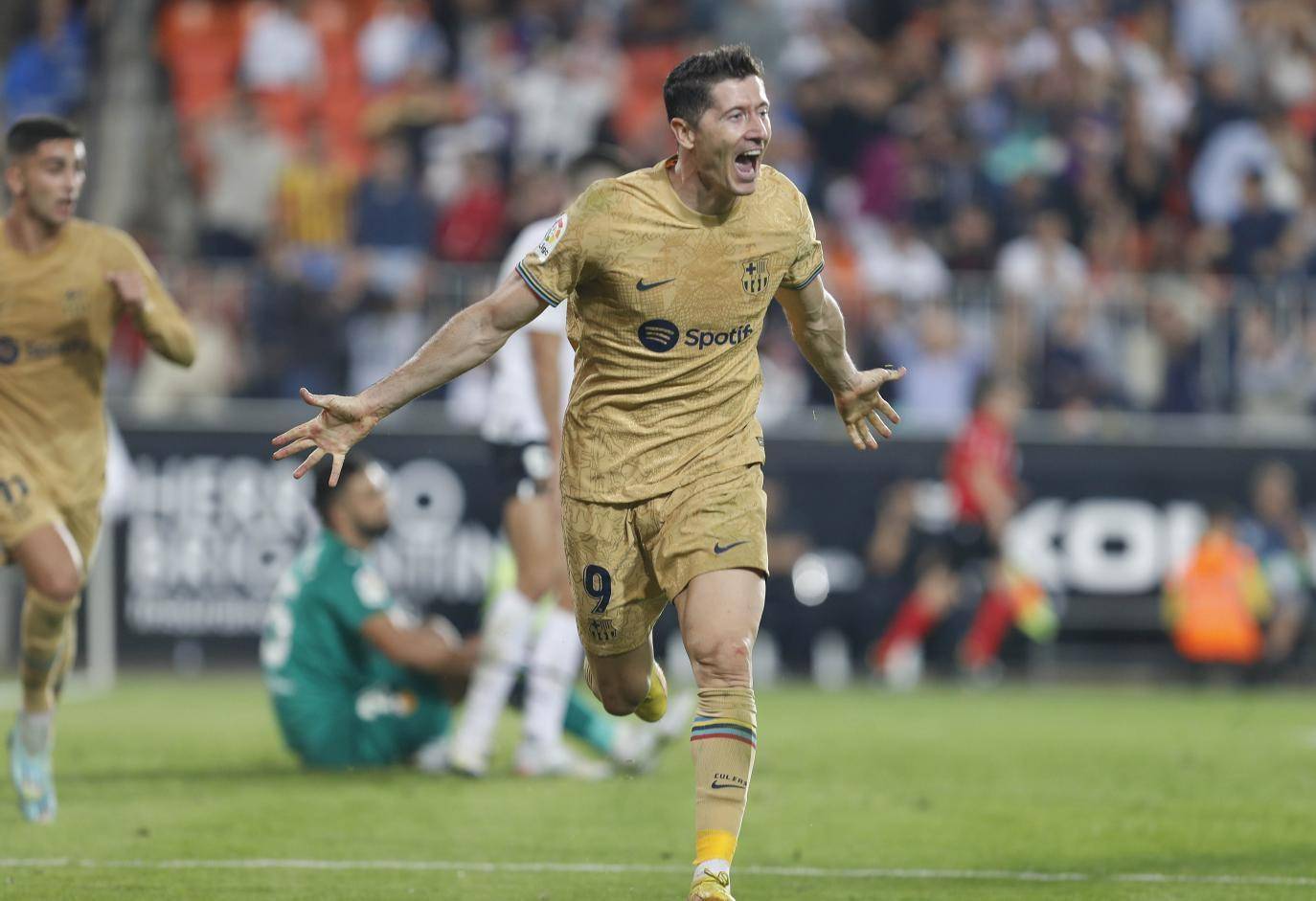 包含莱万多夫斯基在热火比赛中伤愈复出窗口期瓦伦西亚状态回暖，媒体一致点评：皇家马德里今晨完成体检的词条